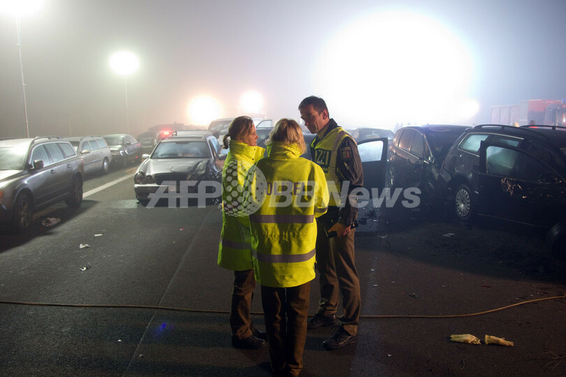 独高速道路で52台の玉突き事故、3人死亡