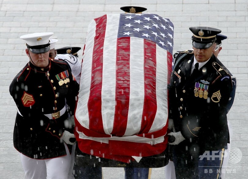 マケイン氏追悼式、議事堂の広間にひつぎ安置 トランプ氏は欠席