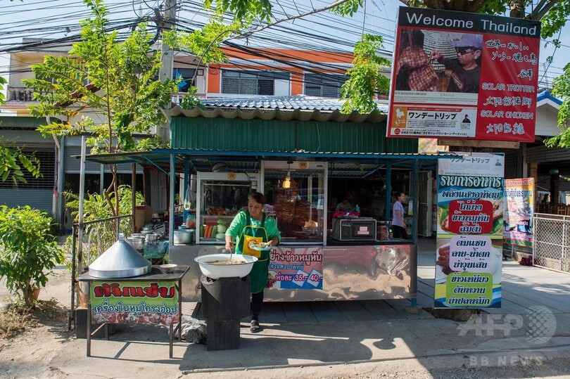 鏡1000枚であぶり焼き鳥、タイ屋台のソーラークッキングが話題