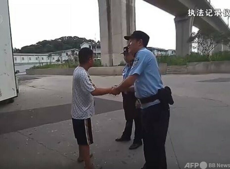 冷蔵車に閉じ込められた運転手 警察が30台以上の車を調査してようやく発見