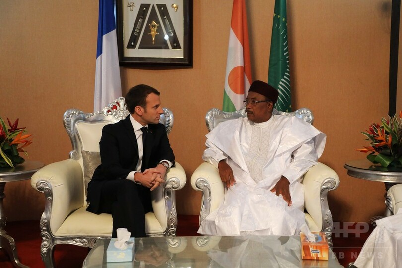 マクロン大統領、バルカン作戦のフランス兵らと「クリスマスディナー」