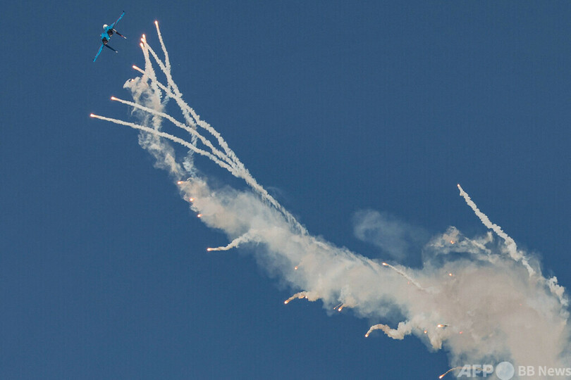 青空彩るアクロバット飛行 ドバイ航空ショー開幕 写真枚 国際ニュース Afpbb News