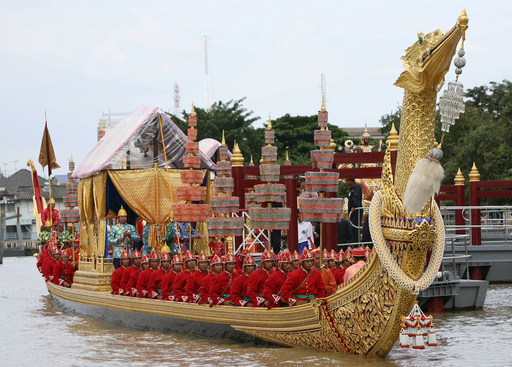 バンコクで王室御座船パレードのリハーサル、有名な「スパンナホン」も