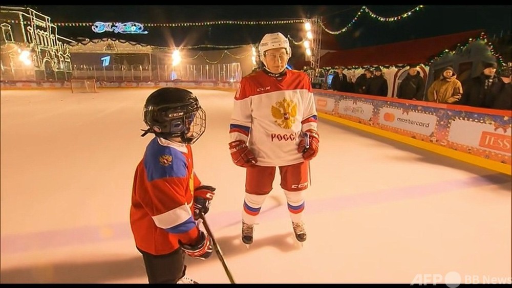 動画：プーチン大統領、9歳少年とアイスホッケー