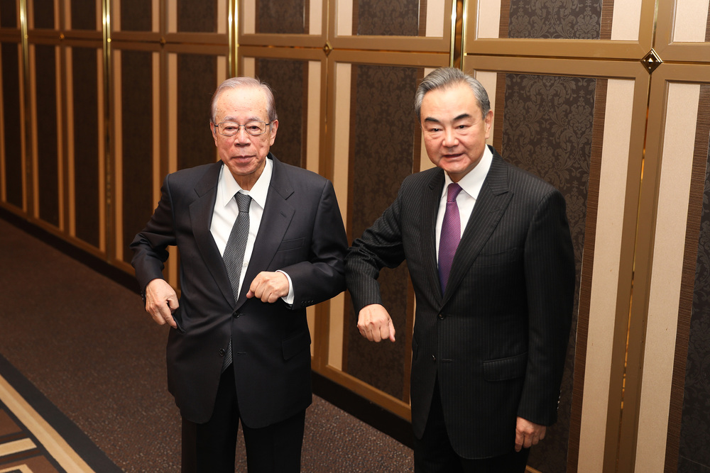 王毅氏、日本の福田康夫元首相と会見 写真1枚 国際ニュース：AFPBB News
