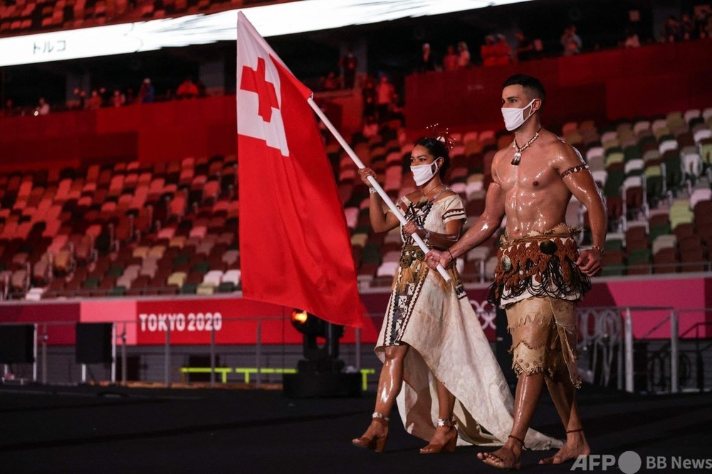 トンガ旗手が上半身裸で入場行進、リオと平昌に続き3大会連続 写真8枚 国際ニュース：afpbb News