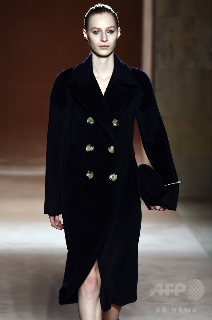 アシンメトリーな裾とドレープでフェミニンに、「ヴィクトリア ベッカム」15/16年秋冬