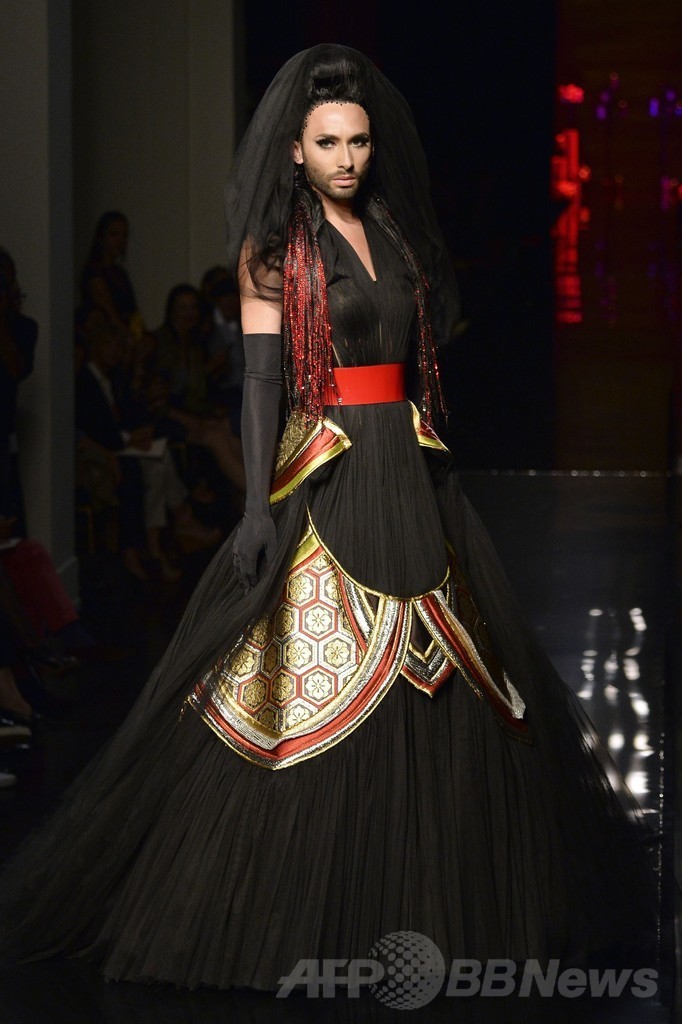 「ひげ面の女装歌手」も登場、J.P.ゴルチエ14/15年秋冬オートクチュール