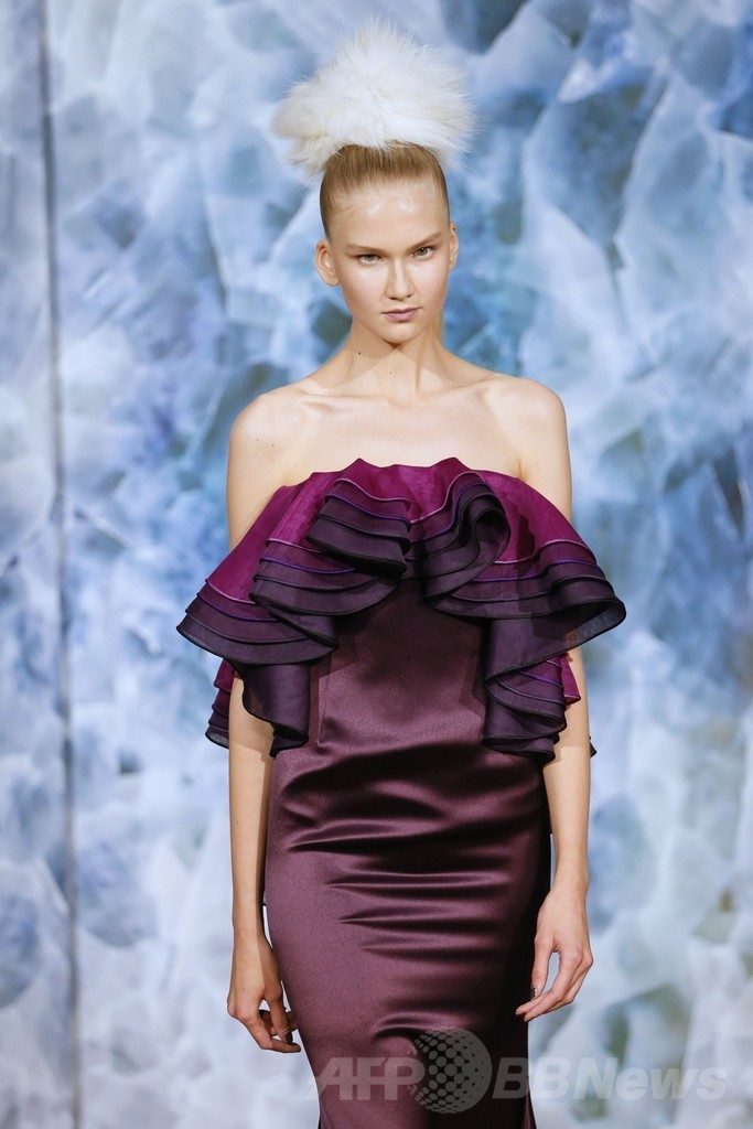 マスキュリンな要素を加えたドレススタイル、「アレクシ・マビーユ」14/15年秋冬オートクチュール