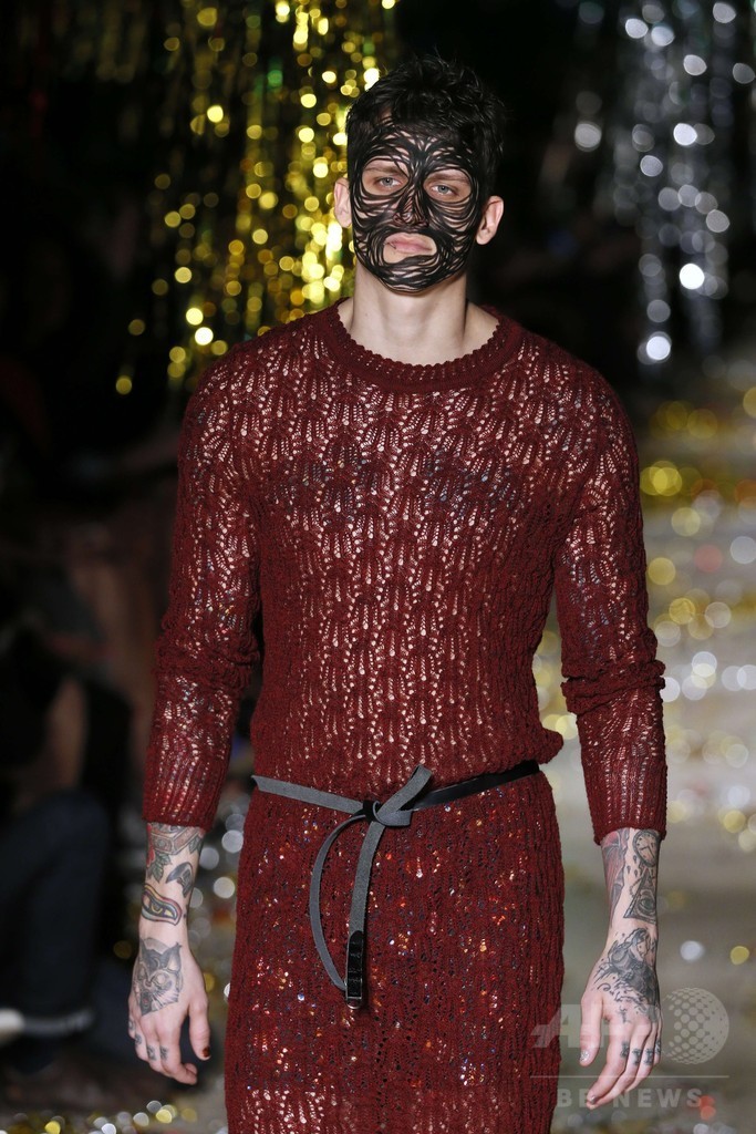 「ユニセックス」にまとう服、「ヴィヴィアン・ウエストウッド ゴールドレーベル」15/16秋冬