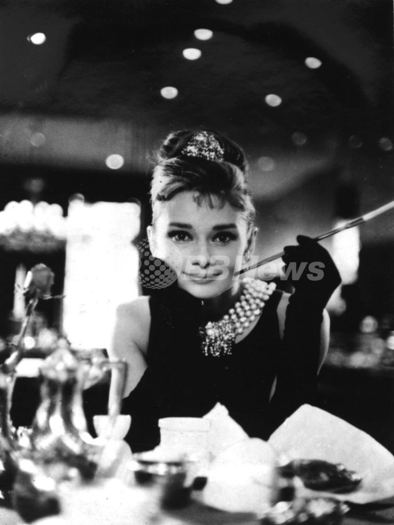 『ティファニーで朝食を』 今度はピンクのカクテルドレスが約2330万円で落札