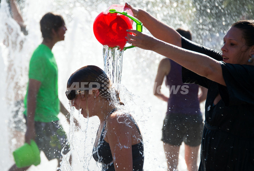 「フラッシュモブ」で水合戦！独ベルリン