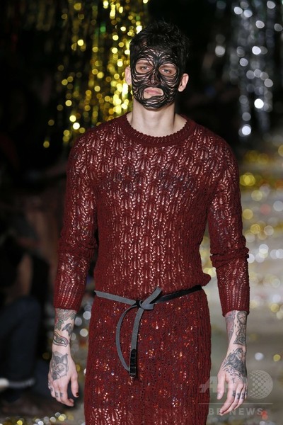 「ユニセックス」にまとう服、「ヴィヴィアン・ウエストウッド ゴールドレーベル」15/16秋冬