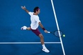 全豪オープンテニス、男子シングルス4回戦。リターンを打つロジャー・フェデラー（2020年1月26日撮影）。(c)Manan VATSYAYANA / AFP