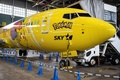 東京・羽田空港で公開された、スカイマークのボーイング737-800型機「ピカチュウジェット」（2021年6月21日撮影）。(c)Charly TRIBALLEAU / AFP