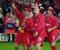 イングランド・プレミアリーグのリバプール（Liverpool FC）は7日、所属するジェイミー・キャラガー（Jamie Carragher）が今季限りで現役を引退すると発表した。

2001年のUEFA杯（UEFA Cup）決勝で優勝を飾り、チームメイトと喜ぶリバプールのジェイミー・キャラガー（左、2001年5月16日撮影）。(c)AFP/PATRICK HERTZOG