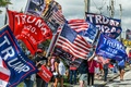 米フロリダ州ウエストパームビーチの空港に向かうドナルド・トランプ氏の車列を沿道で見送る支持者（2023年4月3日撮影）。(c)Giorgio Viera / AFP