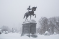 暴風雪に見舞われた米マサチューセッツ州ボストン市内で、雪に覆われたボストン・パブリック・ガーデンのジョージ・ワシントン像（2015年2月15日撮影）。(c)AFP/Getty Images/Scott Eisen
