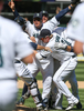 米大リーグ（MLB）、シアトル・マリナーズ（Seattle Mariners）のフェリックス・ヘルナンデス（Felix Hernandez）が15日、タンパベイ・レイズ（Tampa Bay Rays）戦に先発登板し、完全試合を達成した。

試合はマリナーズが1-0で勝利を収めた。

完全試合を達成し、チームメイトの祝福を受けるシアトル・マリナーズのフェリックス・ヘルナンデス（Felix Hernandez、2012年8月15日撮影）。(c)AFP/Getty Images/Otto Greule Jr