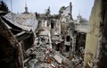 3月16日の空爆で一部損壊した劇場。ウクライナ南東部マリウポリで（2022年4月12日撮影）。(c)Alexander NEMENOV / AFP