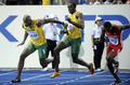 第12回世界陸上ベルリン大会（%%12th IAAF World Championships in Athletics Berlin%%）男子4×100メートルリレー決勝。ジャマイカが37秒31の大会新記録で優勝した。37秒62でトリニダード・トバゴが2位に、38秒02で英国が3位に入った。日本は38秒30で4位に入り、惜しくもメダル獲得を逃した。

　ウサイン・ボルト（%%Usain Bolt%%）は、第3走者としてジャマイカの金メダル獲得に貢献し、%%北京五輪%%に続き世界選手権でも短距離（100メートル、200メートル、4×100メートルリレー）3冠に輝いた。写真はウサイン・ボルト（中央）からバトンを受けるアサファ・パウエル（%%Asafa Powell%%、左）。（2009年8月22日撮影）(c)AFP/DDP/MICHAEL KAPPELER