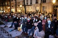 仏パリのソルボンヌ広場で、サミュエル・パティさんの国葬の中継をみるために集まった人々（2020年10月21日撮影）。(c)Bertrand GUAY / AFP