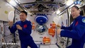 ラケットにぶつかる直前の卓球ボール代わりの水球（左側の宇宙飛行士、2023年9月22日提供）。(c)CGTN Japanese