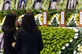 韓国・安山（Ansan）市の体育館に設置された旅客船セウォル（Sewol）号の犠牲者を追悼する献花台を訪れた人々（2014年4月23日撮影）。(c)AFP/KIM DOO-HO