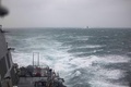 台湾海峡を通過する米海軍のアーレイ・バーク級ミサイル駆逐艦ヒギンズ（手前）とカナダ海軍のハリファックス級フリゲート艦バンクーバー（右奥）。米海軍提供（2024年10月20日撮影、21日提供）。(c)AFP PHOTO / US NAVY
