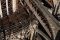 再建作業中の仏パリのノートルダム大聖堂で、損壊した屋根の上を歩く作業員（2020年11月24日撮影）。(c) Martin BUREAU / AFP