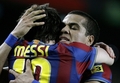09-10スペイン1部リーグ第24節、FCバルセロナ（%%FC Barcelona%%）対マラガ（%%Malaga CF%%）。試合はバルセロナが2-1で勝利した。写真は後半38分に決勝点を挙げたリオネル・メッシ（%%Lionel Messi%%）を祝福するFCバルセロナのダニエル・アルヴェス（%%Daniel Alves%%）。（2010年2月27日撮影）(c)AFP/JOSEP LAGO