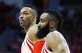 14-15NBAプレーオフ1回戦（7回戦制）、ヒューストン・ロケッツ対ダラス・マーベリックス。試合再開を待つヒューストン・ロケッツのジェームス・ハーデンとドワイト・ハワード（2015年4月18日撮影）。(c)AFP/Getty Images/Scott Halleran