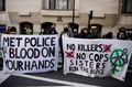 英ロンドンで、サラ・エバラードさんを殺害した罪でロンドン警視庁の警察官だったウェイン・カウゼンズ被告に対する公判が行われている裁判所の外で警察に抗議するデモ隊（2021年9月29日撮影、資料写真）。(c)Tolga Akmen / AFP