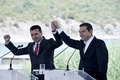 ギリシャのサラデスで、マケドニアの国名変更の暫定合意文書の署名式典で、互いをたたえあうギリシャのアレクシス・チプラス首相（右）とマケドニアのゾラン・ザエフ首相（2018年6月17日撮影）。(c)AFP/Sakis MITROLIDIS