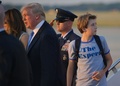 米メリーランド州のアンドルーズ空軍基地で、大統領専用機「エアフォースワン」から降り立ったドナルド・トランプ米大統領（左から2人目）、メラニア夫人（左）、息子バロン君（右、2017年6月11日撮影）。(c)AFP/MANDEL NGAN