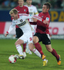 12-13ドイツ・ブンデスリーガ1部第19節、SCフライブルク（SC Freiburg）対バイヤー・レバークーゼン（Bayer Leverkusen）。SCフライブルクのオリバー・ゾルク（Oliver Sorg、右）とボールを 競るバイヤー・レバークーゼンのアンドレ・シュールレ（Andre Schuerrle、2013年1月26日撮影）。(c)AFP/FREDERICK FLORIN