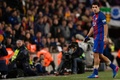 サッカースペイン国王杯準決勝第2戦、FCバルセロナ対アトレティコ・マドリード。退場処分を受け、ピッチを後にするFCバルセロナのルイス・スアレス（2017年2月7日撮影）。(c)AFP/Josep Lago