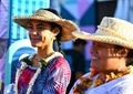 サーフィン競技の会場となるフランス領ポリネシアのタヒチ島チョープーで、パリ五輪の開会式に参加する人（2024年7月26日撮影）。(c)Jerome BROUILLET / AFP