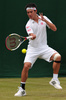 テニス、ウィンブルドン選手権（The Championships Wimbledon 2013）は27日、男子シングルス2回戦が行われ、大会第12シードの錦織圭（Kei Nishikori）は7-6、6-4、6-2でアルゼンチンのレオナルド・メイヤー（Leonardo Mayer）に勝利し、3回戦へ進出した。

リターンを狙う錦織圭（2013年6月27日撮影）。(c)AFP/CARL COURT