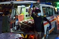 アフガニスタンの首都カブールの空港付近で起きた爆発により負傷し、搬送される人（2021年8月26日撮影）。(c)Wakil KOHSAR / AFP