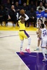 22-23NBA、ロサンゼルス・レイカーズ対オクラホマシティ・サンダー。NBAの歴代最多得点記録を更新するシュートを放つロサンゼルス・レイカーズのレブロン・ジェームズ（2023年2月7日撮影）。(c)Ronald Martinez/Getty Images/AFP 