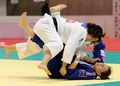 柔道、グランドスラム東京大会（Grand Slam Tokyo 2011）は11日、最終日の男女5階級が行われ、日本勢は3階級で優勝した。

女子70キロ級準々決勝でフランスのマリー・パスケ（Marie Pasquet）と対戦する日本の上野巴恵（Tomoe Ueno、2011年12月11日撮影）。(c)AFP/Toru YAMANAKA
