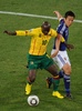 2010年サッカーW杯南アフリカ大会（2010 World Cup）1次リーグE組、カメルーン対日本。カメルーンのアシル・エマナ（Achille Emana）とボールを競る長谷部誠（Makoto Hasebe、2010年6月14日撮影）。(c)AFP/PEDRO UGARTE
