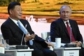 ロシア東部ウラジオストクで開催中の「東方経済フォーラム」に臨む、同国のウラジーミル・プーチン大統領（右）、中国の習近平国家主席（左、2018年9月12日撮影）。(c)AFP/Kirill KUDRYAVTSEV