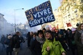フランス・パリで、年金改革案に反対する抗議デモに参加した人々（2019年12月10日撮影）。(c)CHRISTOPHE ARCHAMBAULT / AFP