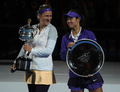 全豪オープンテニス（Australian Open Tennis Tournament 2013）は26日、女子シングルス決勝が行われ、大会第1シードのビクトリア・アザレンカ（Victoria Azarenka、ベラルーシ）が4-6、6-4、6-3で第6シードの李娜（Na Li、ナ・リー、中国）を下し、2連覇を飾った。

表彰式に臨む李娜（右）とビクトリア・アザレンカ（2013年1月26日撮影）。(c)AFP/GREG WOOD