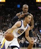 15-16NBA、サンアントニオ・スパーズ対ゴールデンステイト・ウォリアーズ。サンアントニオ・スパーズのデビッド・ウエストにドライブを仕掛けるゴールデンステイト・ウォリアーズのステフェン・カリー（2016年4月10日撮影）。(c)AFP/Getty Images/Ronald Cortes