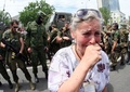 ウクライナ東部ドネツク（Donetsk）市で親ロシア派の戦闘員らが行ったドネツクとルガンスク（Lugansk）両州の「独立」を記念するパレードで涙を流す女性（2014年5月25日撮影）。(c)AFP/ALEXANDER KHUDOTEPLY