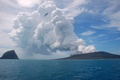 トンガの首都ヌクアロファ（Nuku&apos;alofa）の約65キロ北西で、火山から立ち上る蒸気とガス（2015年1月17日撮影）。(c)AFP/Matangi Tonga/Mary Lyn Fonua