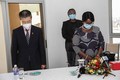 新型コロナウイルスで亡くなった人々に黙とうするザンビアのエスター・ルング大統領夫人（右）と李傑駐ザンビア中国大使（2020年7月14日撮影）。(c)Xinhua News